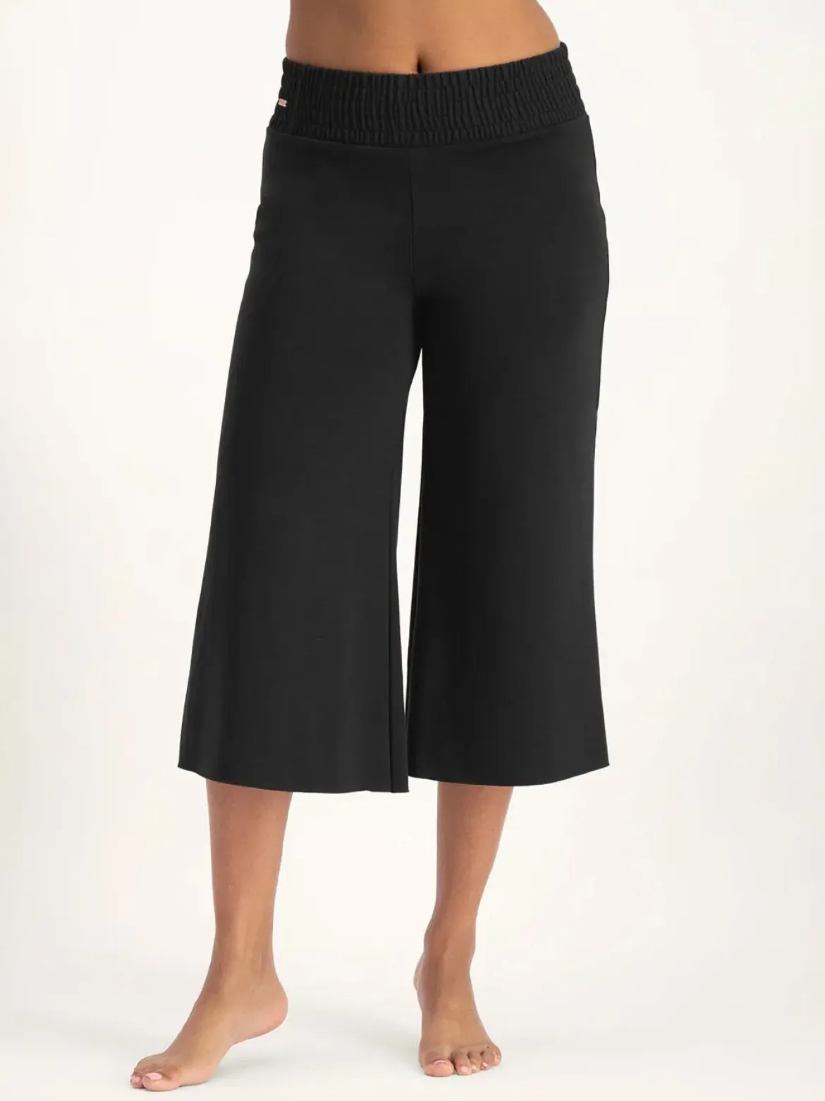 Flow Capri Yoga Pants - Onyx Black
